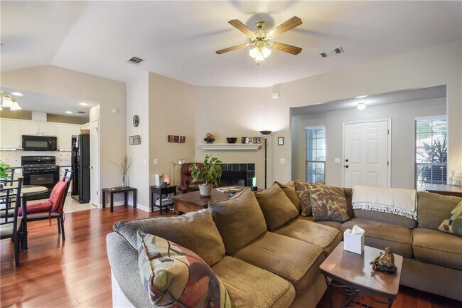 Building Photo - 1252 Lacey Oak Loop
