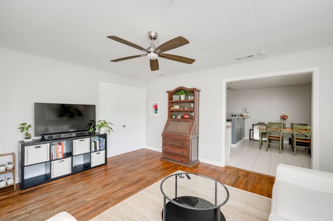Building Photo - 5000 Lynndale Dr