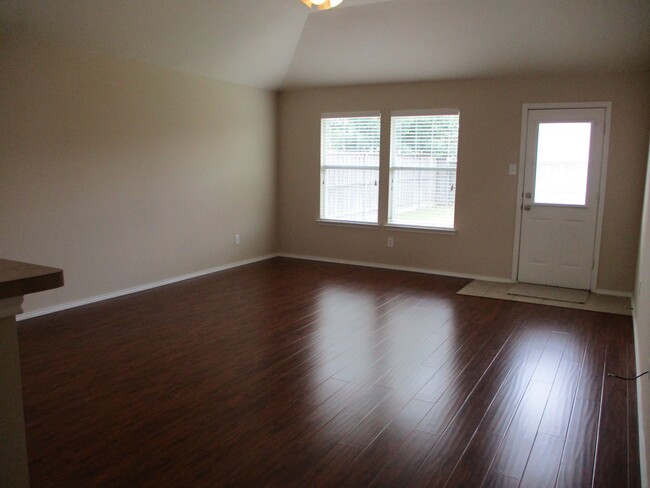 Building Photo - $1950 / 3br – 1835 ft2 - 3/2/2 w/Office re...