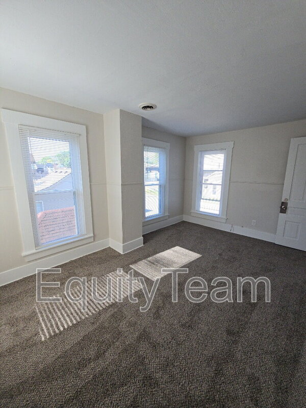 Building Photo - 128 N River St
