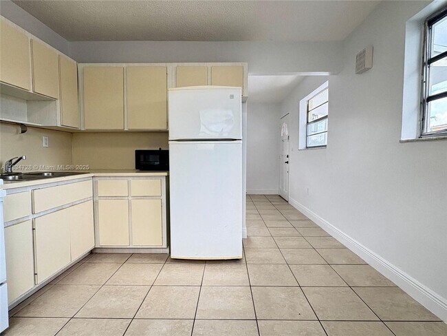 Building Photo - 1434 SW 22nd Ave