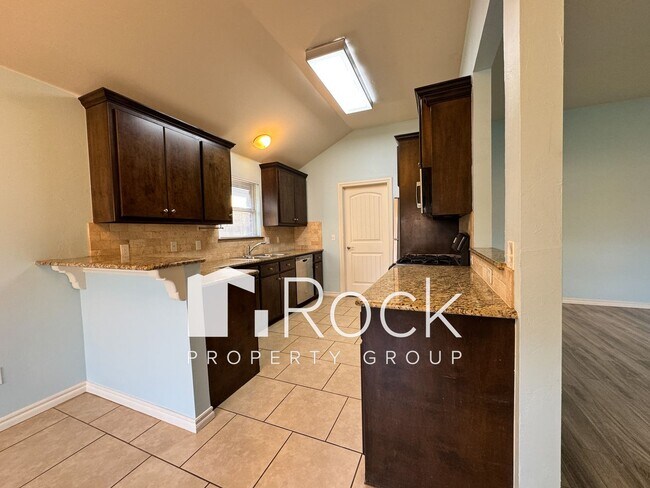 Building Photo - 3 Bedroom Home in North Norman with New Carpet **Move in by January 1st and enjoy HALF OFF your f...