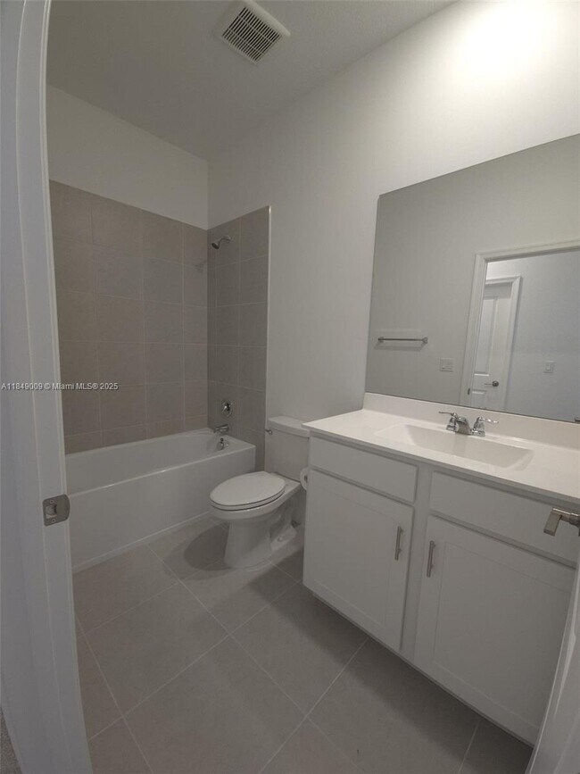 Building Photo - 321 SE Crossoak Ln