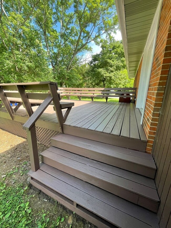 Building Photo - Beautiful 3 bedroom house with wood floors...