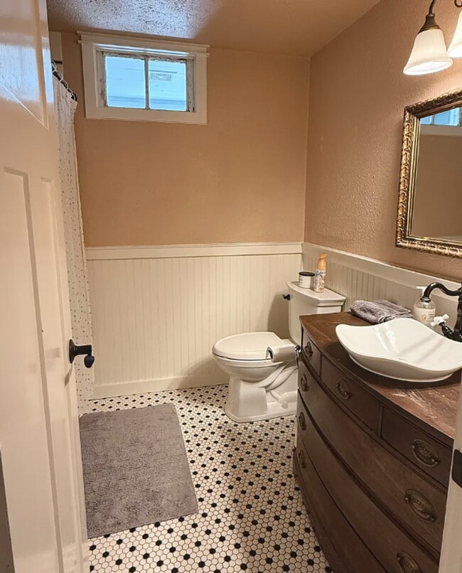 Building Photo - Beautifully Updated 3-Bedroom Home in the River Road Area!