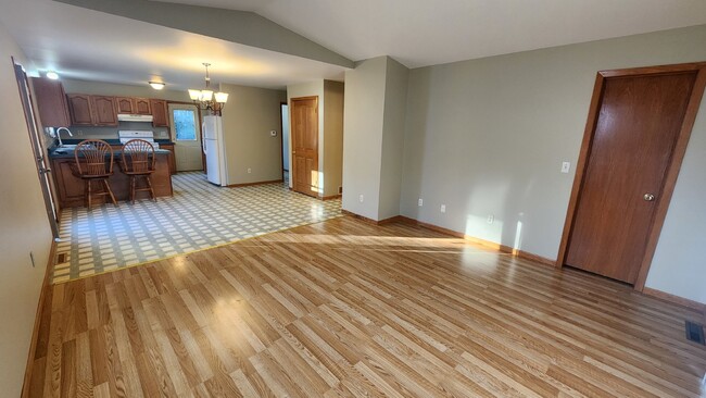 Building Photo - 2 Bed, 1 Bath Home with 2 Car Garage, Secl...