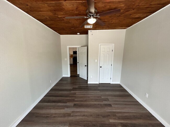 Building Photo - 1245 Kayton Ave