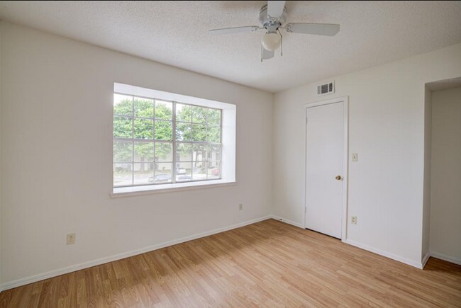Building Photo - 3-bedroom, 2-bathroom condo in Norman with central heat and air and washer and dryer provided