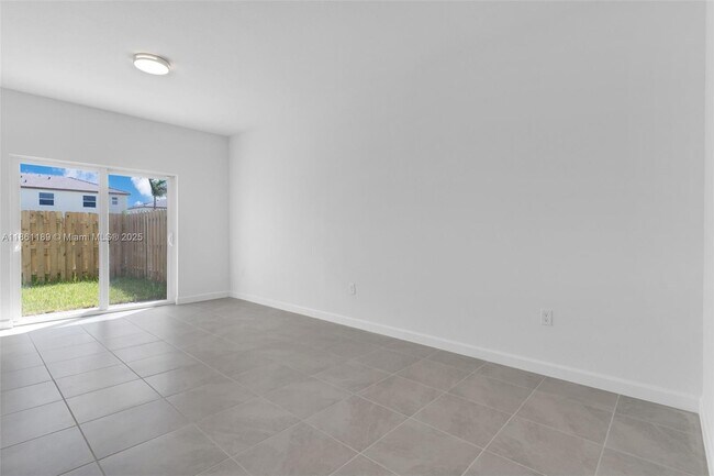 Building Photo - 2660 SE 28th St