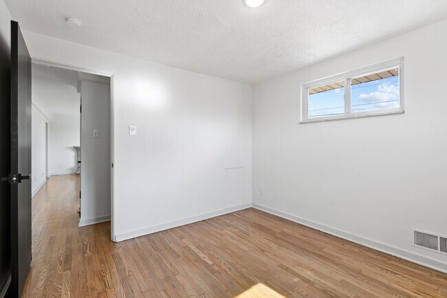 Building Photo - AVAILABLE NOW!! Fully RENOVATED 3-bedroom in CASTLE SHANNON!