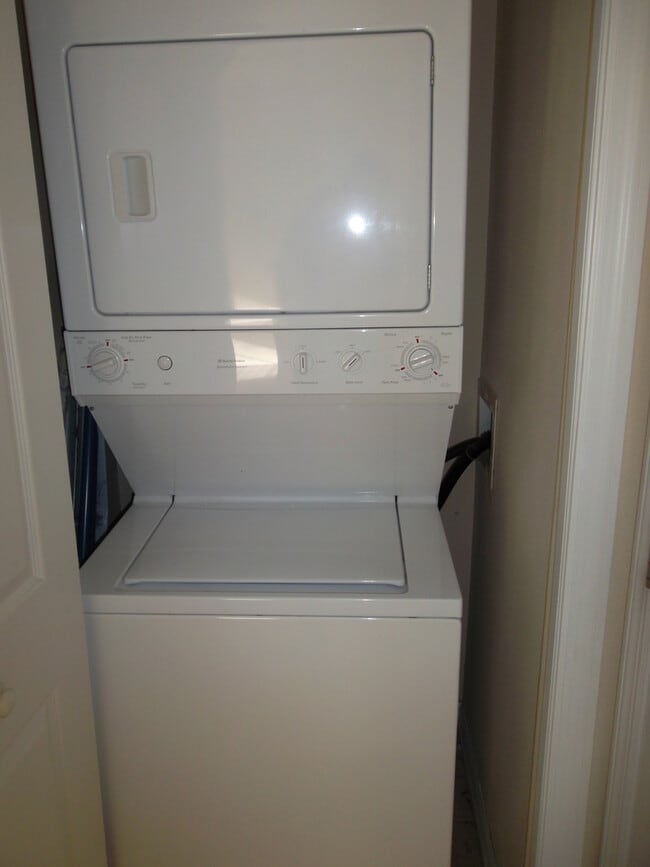 Building Photo - BEAUTIFUL TOWNHOME IN GATED COMMUNITY