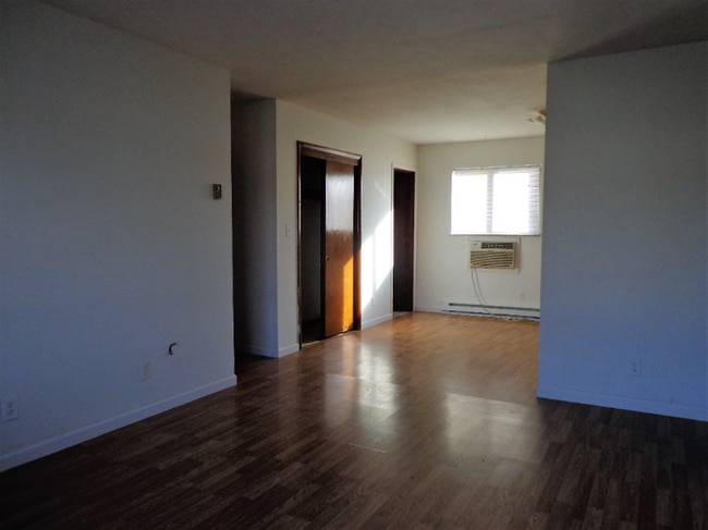 Building Photo - 713 Cedar Dr
