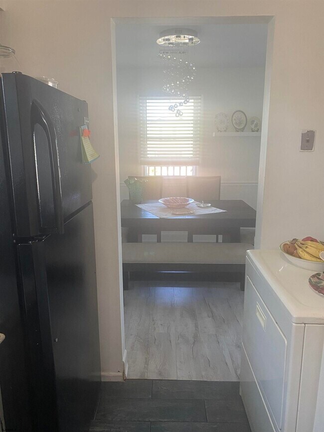 Building Photo - 560 N Harrisburg Ave