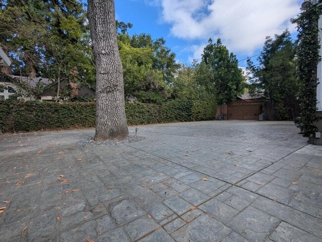 Building Photo - 1400 Cowper St