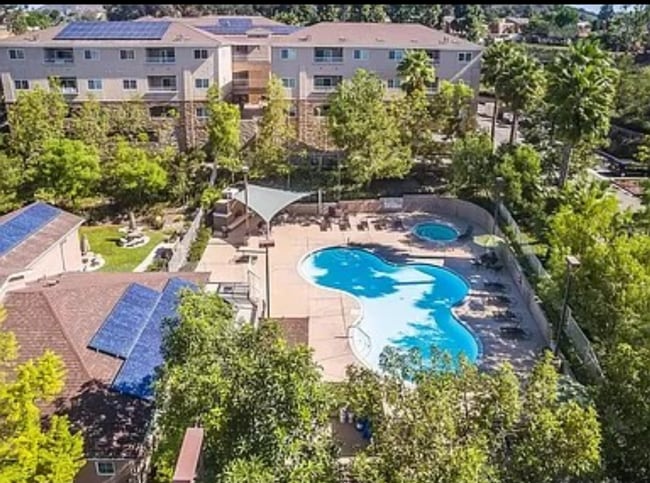 Building Photo - Lovely single-story condo in the community...