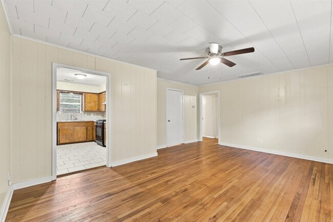 Building Photo - 1914 Oaklawn Dr