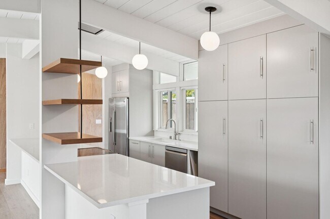 Building Photo - Eichler Mid-Century Home, Newly Renovated