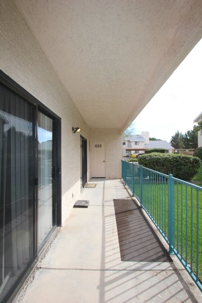 Building Photo - Lovely 2 Bed 2 Bath Downstairs Condo in Gr...