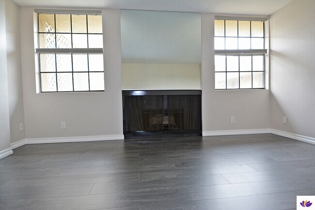 Building Photo - 750 N Kings Rd
