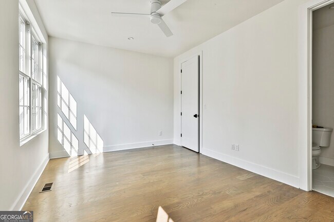 Building Photo - 940 Laurel Brooke Ave