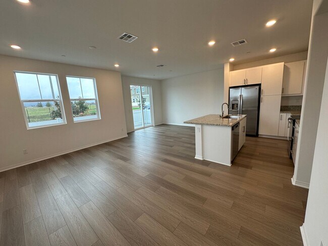 Building Photo - 1 Year Old Lenner 3 Bedroom + Loft Condo i...