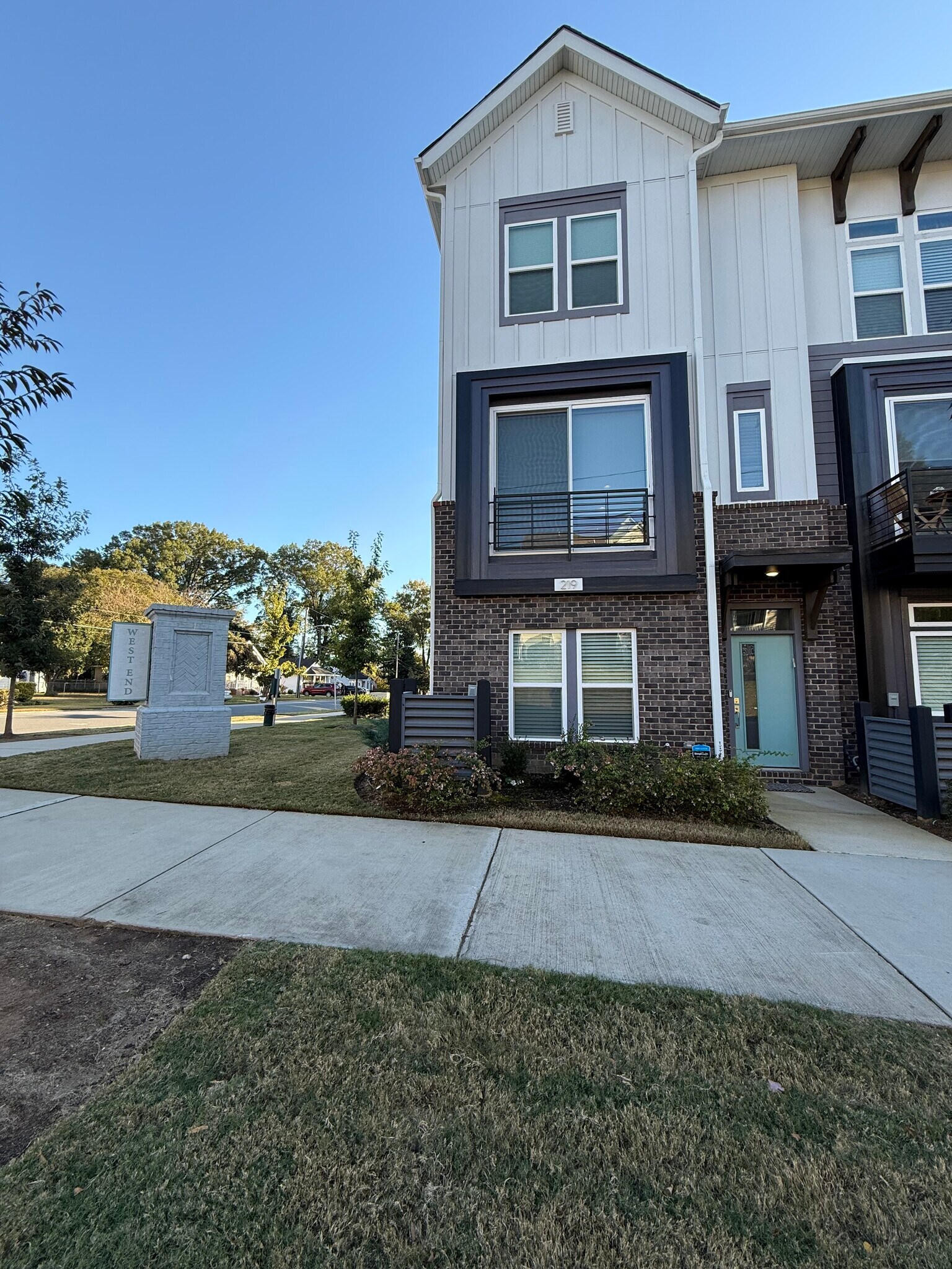 Building Photo - 219 S Bruns Ave