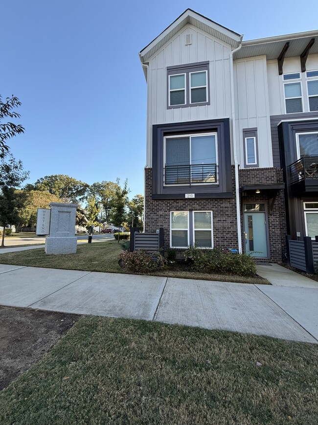 Building Photo - 219 S Bruns Ave