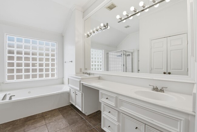 Building Photo - Charming Corner Townhouse in the Heart of Midtown