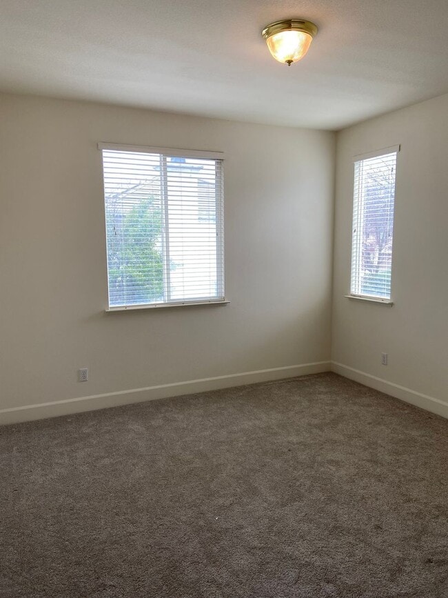 Building Photo - Folsom Parkway - 4 Bdrm, 3 bath