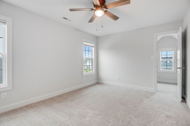 Building Photo - 917 Uplands Ln