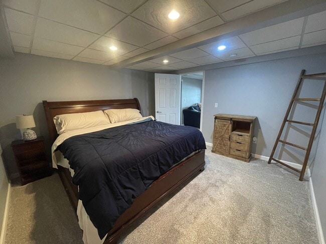 Building Photo - 3 bedroom 2 bathroom lake house for rent!