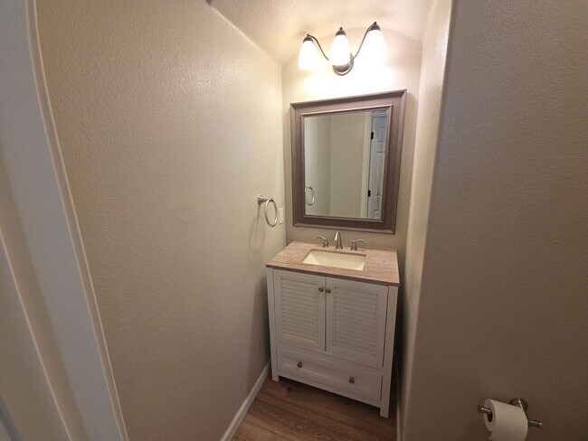 Building Photo - Gorgous 3 Bedroom 2/5 Bath home in HOA