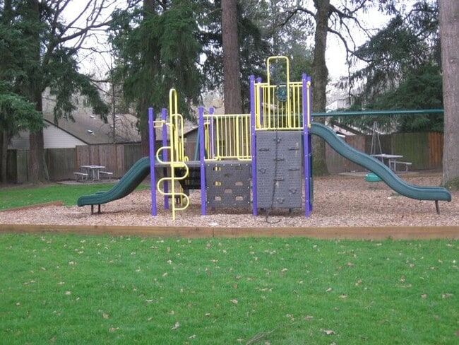 Building Photo - 3 bedroom, single level, with HUGE private yard!