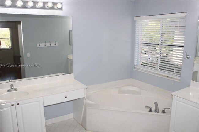 Building Photo - 947 Nandina Dr