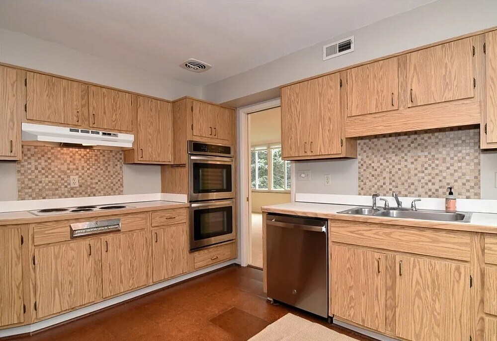Kitchen - 19425 Van Aken Blvd