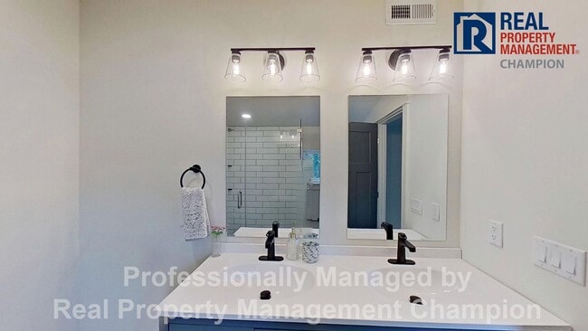 Building Photo - Freshly Renovated Minutes to downtown Wilmington dining, with off-street parking