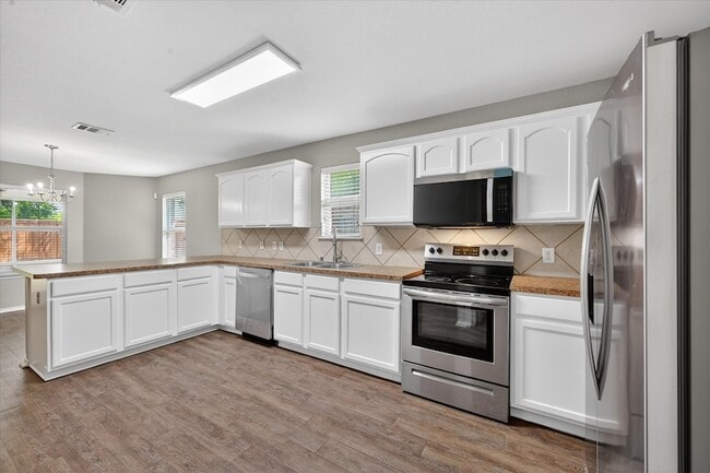 Building Photo - 3304 Glenmore Dr