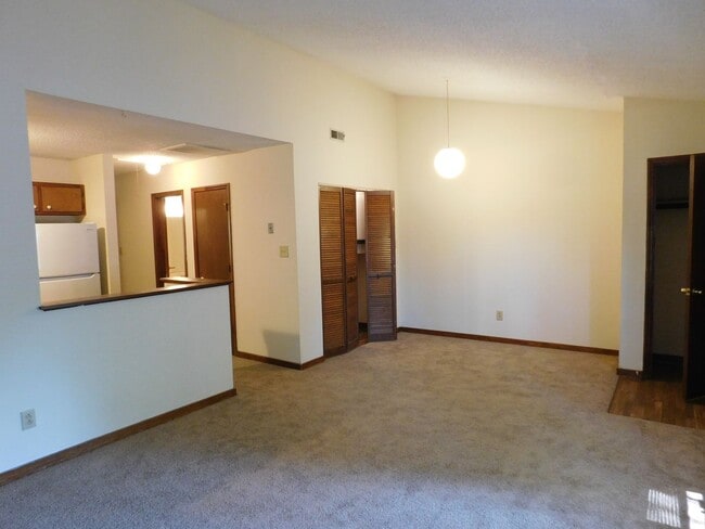 Building Photo - 2 Bedrooms, 1 bathroom Cathedral ceiling i...