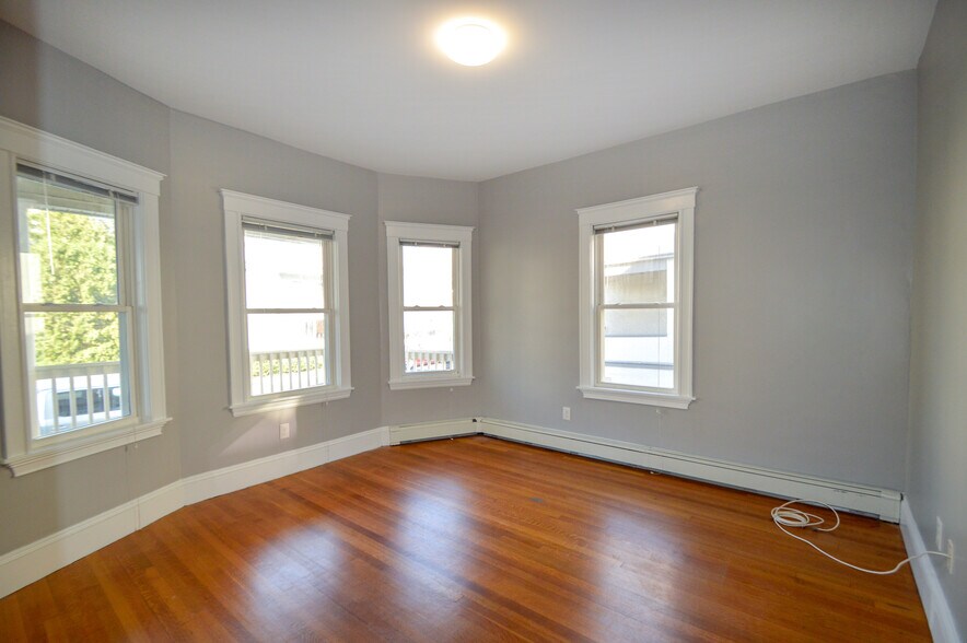 Building Photo - 65 Mapleton St