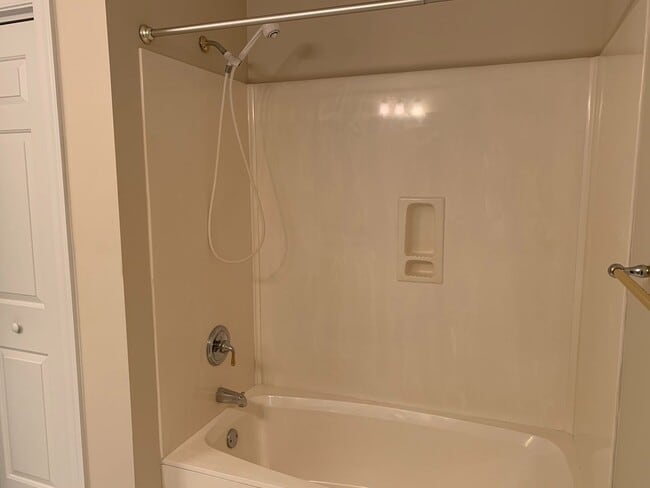 Building Photo - Large 3 Bed | 2.5 Bath Townhouse With Firs...