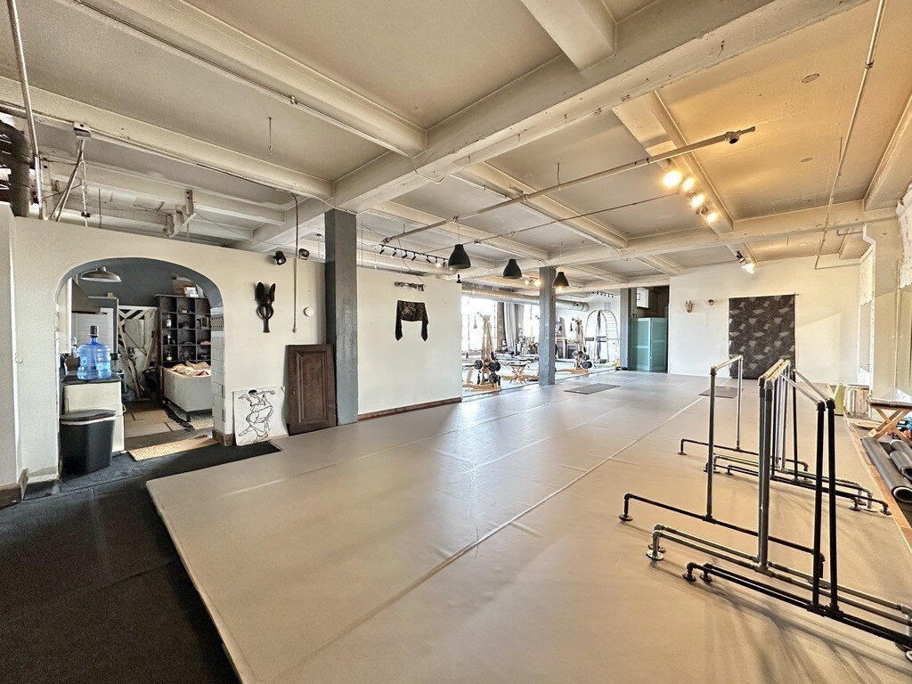 Building Photo - 3144 W Carroll Ave