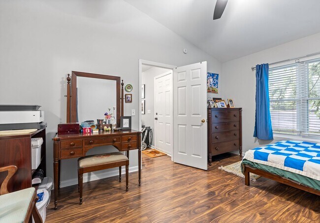Building Photo - 3 Bedroom 2 Bath Chapel Hill Home - Available in early August! Near Southern Village