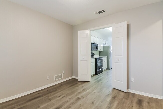 Building Photo - 206 E Holly