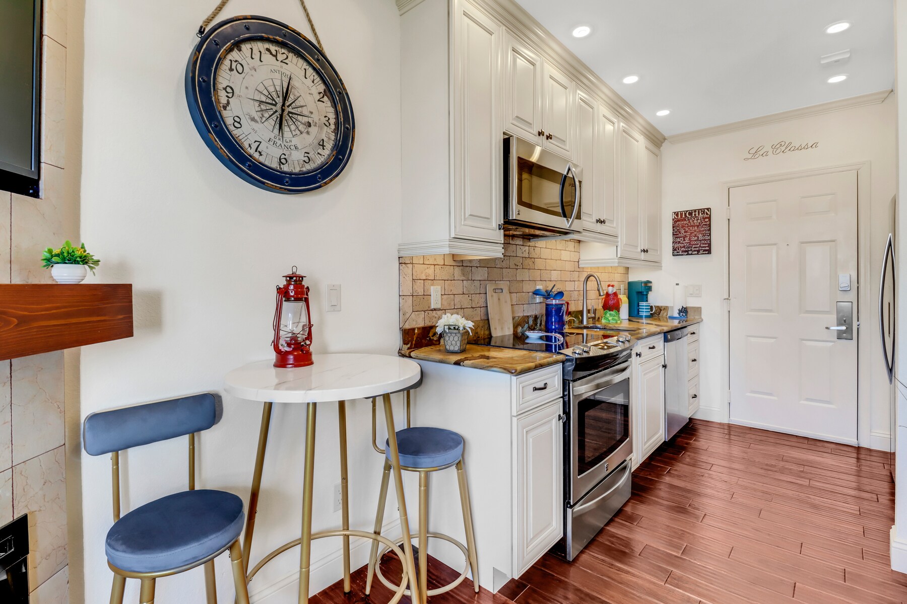 Breakfast nook - 25000 Tamiami Trl E