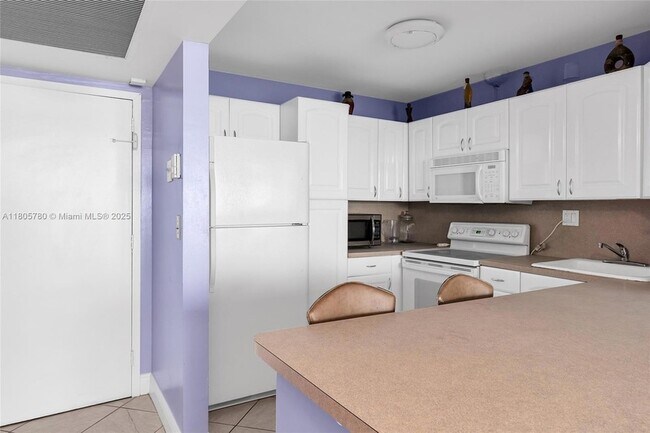 Building Photo - 2030 S Ocean Dr