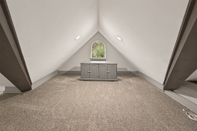 Building Photo - 717 W 30th St