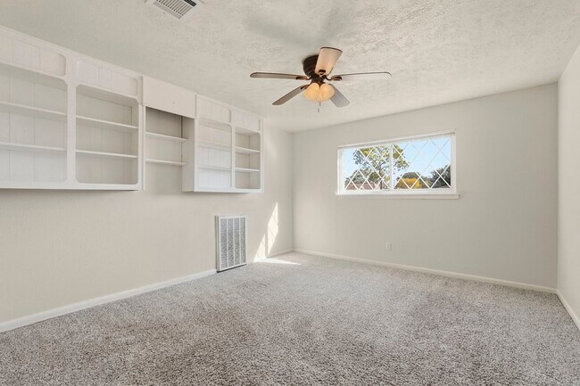 Building Photo - 2518 Henderson Ln