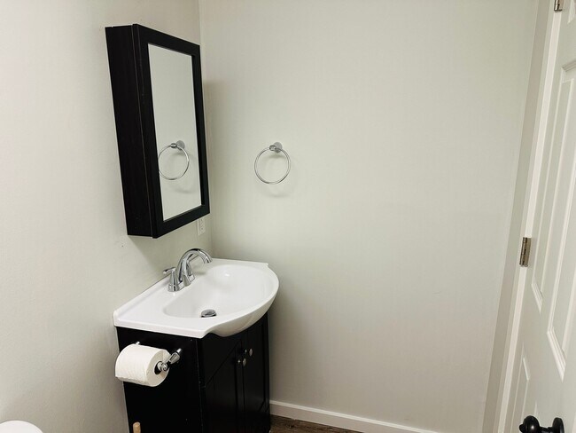 Building Photo - 2 bedroom with laundry and off street parking
