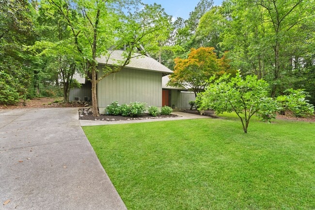 Building Photo - 211 Wendwood Dr