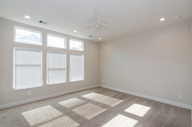 Building Photo - 3344 Pinemont Dr